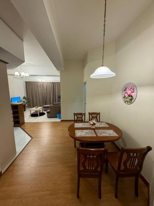 קוצ'ינג Riverview Home @Waterfront Kch מראה חיצוני תמונה